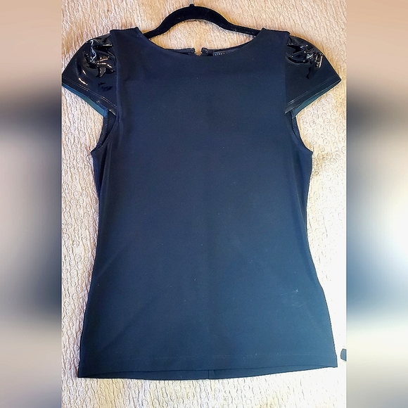 Alice + Olivia top with patent leather capped sleeves - Picture 2 of 4